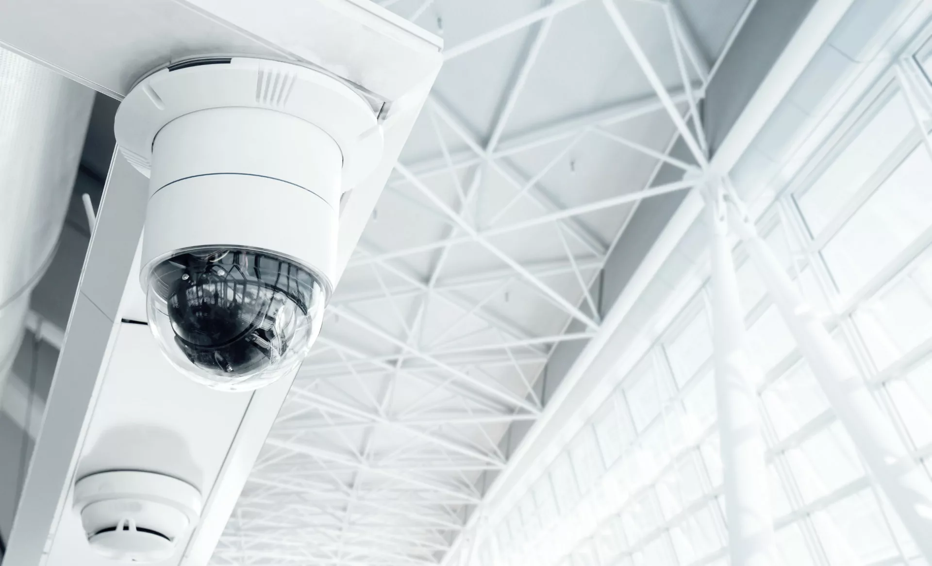 kameraövervakning med stationära eller nätverksbaserade system med lagring på hårddisk eller i molnet. 