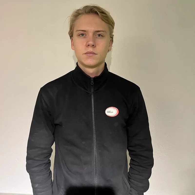 lucas-sodergren-svensk-larmteknik Lucas Södergren arbetar som installatör hos Svensk Larmteknik.